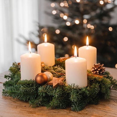 Dekorierter Adventskranz mit Stumpenkerzen in Wollweiß, Nobilistanne, ca 30 cm Ø