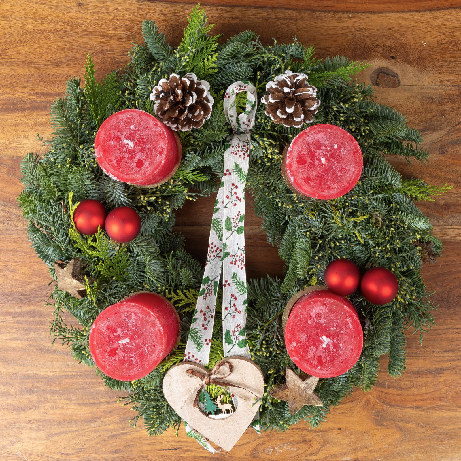 Dekorierter Adventskranz mit Kerzen in Rubinrot, Mix-Grün, ca. 35 cm Ø