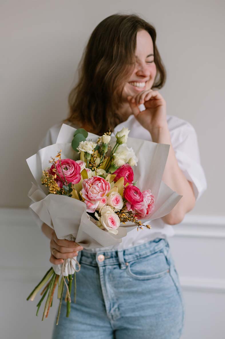 Frau mit Blumenstrauß Frau mit Blumenstrauß