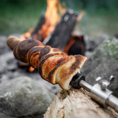 Lagerfeuer-Brotspieß mit Gusseisenspitze Lagerfeuer-Brotspieß mit Gusseisenspitze