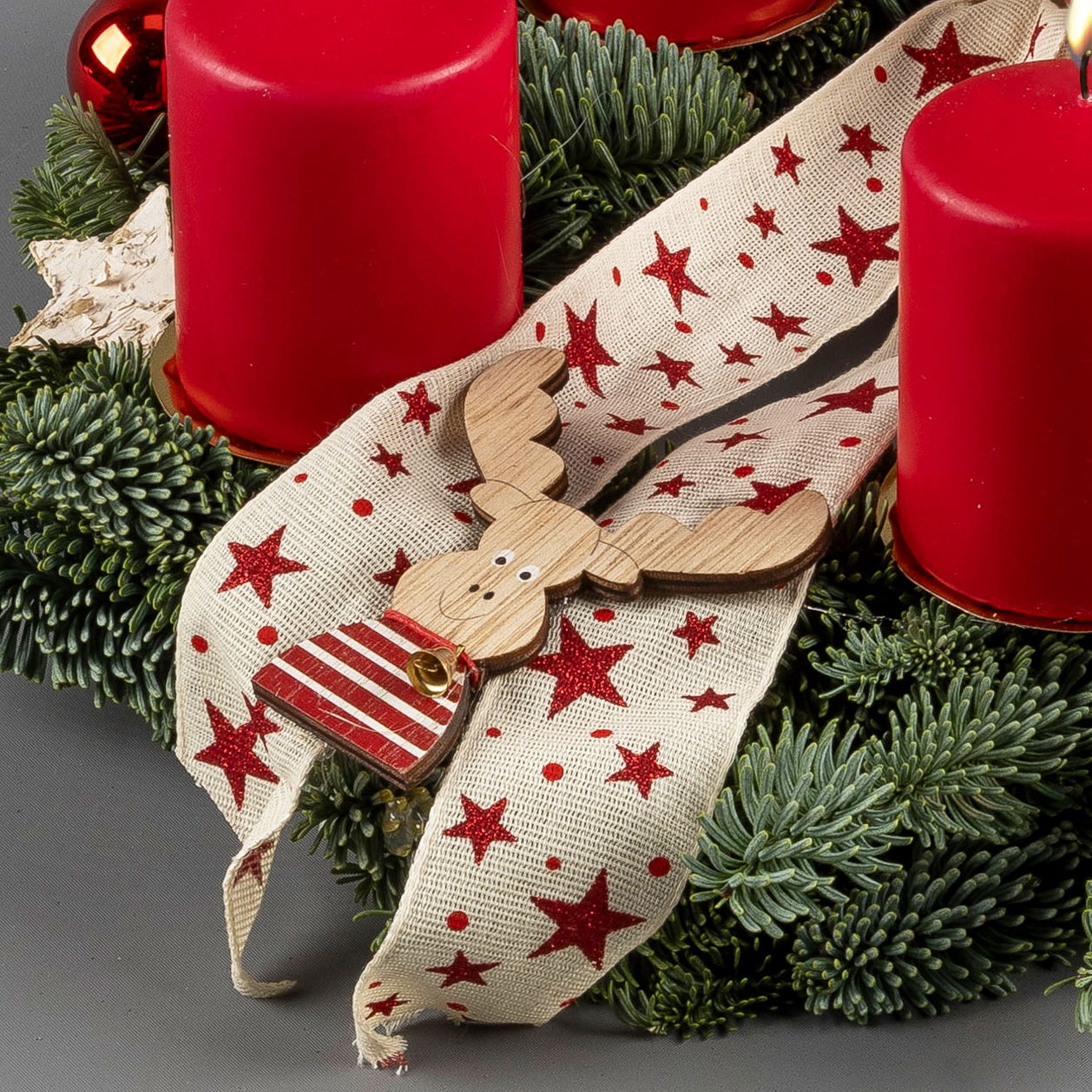 Dekorierter Adventskranz mit Stumpenkerzen in Rot, Nobilistanne, ca. 30 cm Ø