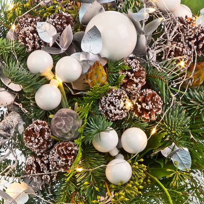 Blumenstrauß 'Funkelnde Winterzeit' inkl. Lichterkette, handgebunden