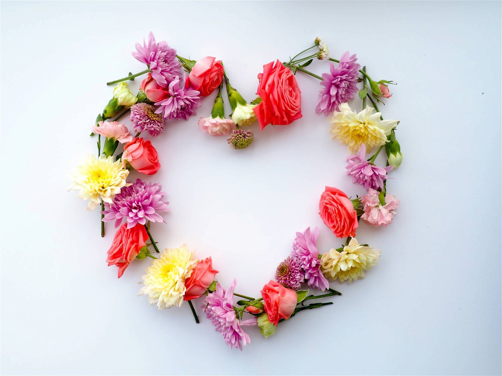 Herz aus Schnittblumen in gelb, rosa und rot