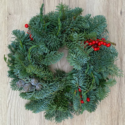 Adventskranz, Mix-Grün mit roten Beeren, halbrund gebunden, ca. 25 cm Ø Adventskranz, Mix-Grün mit roten Beeren, halbrund gebunden, ca. 25 cm Ø