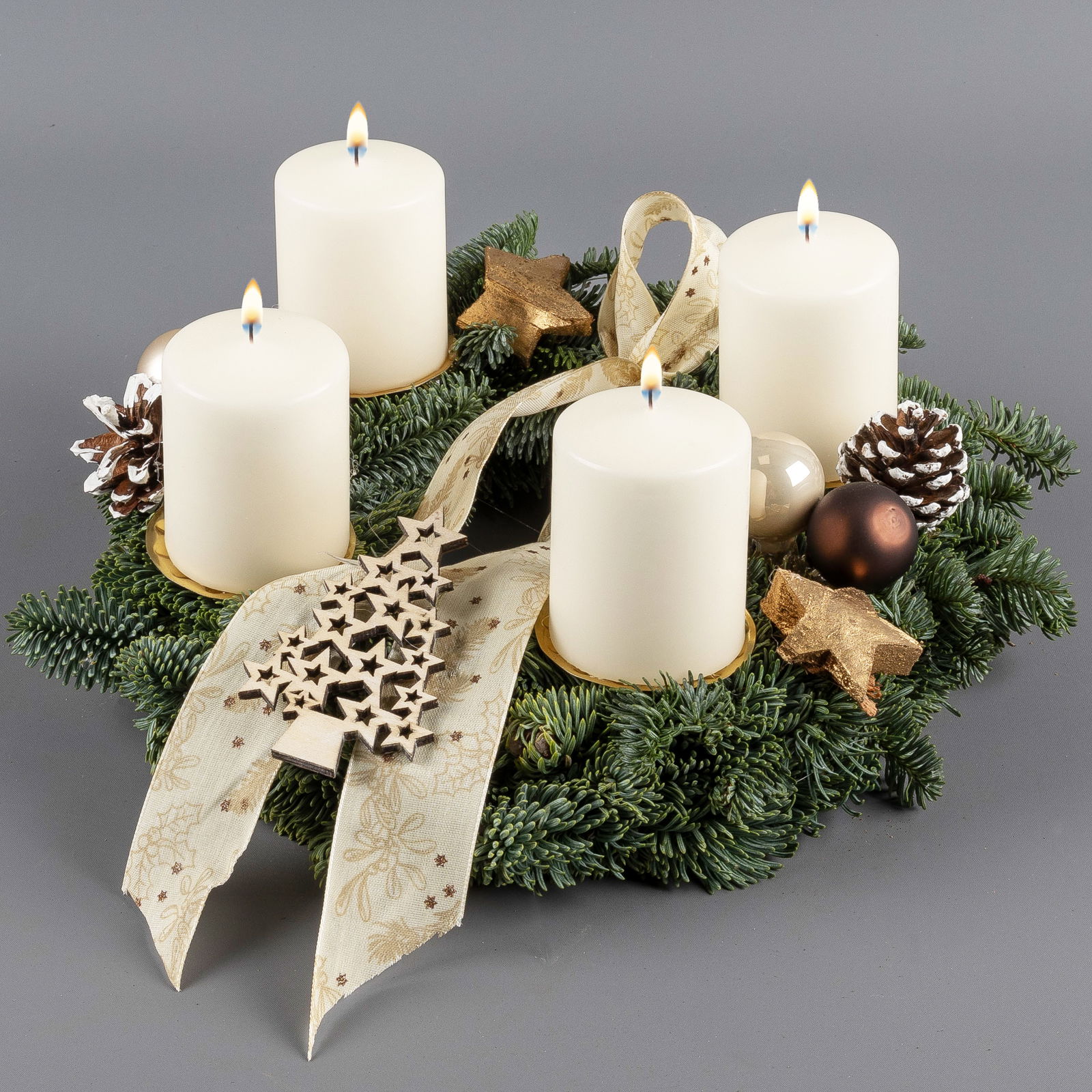 Dekorierter Adventskranz mit Stumpenkerzen in Wollweiß, Nobilistanne, ca 30 cm Ø