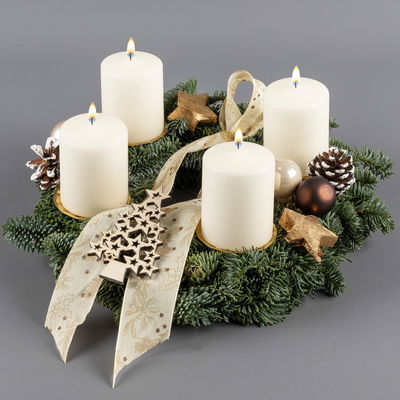 Dekorierter Adventskranz mit Stumpenkerzen in Wollweiß, Nobilistanne, ca 30 cm Ø