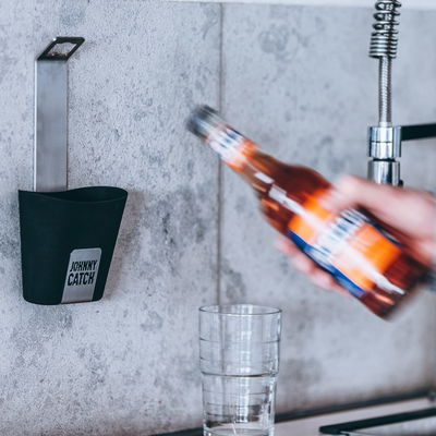 Höfats JOHNNY CATCH Wand-Flaschenöffner mit Fangbecher aus gebürstetem Edelstahl