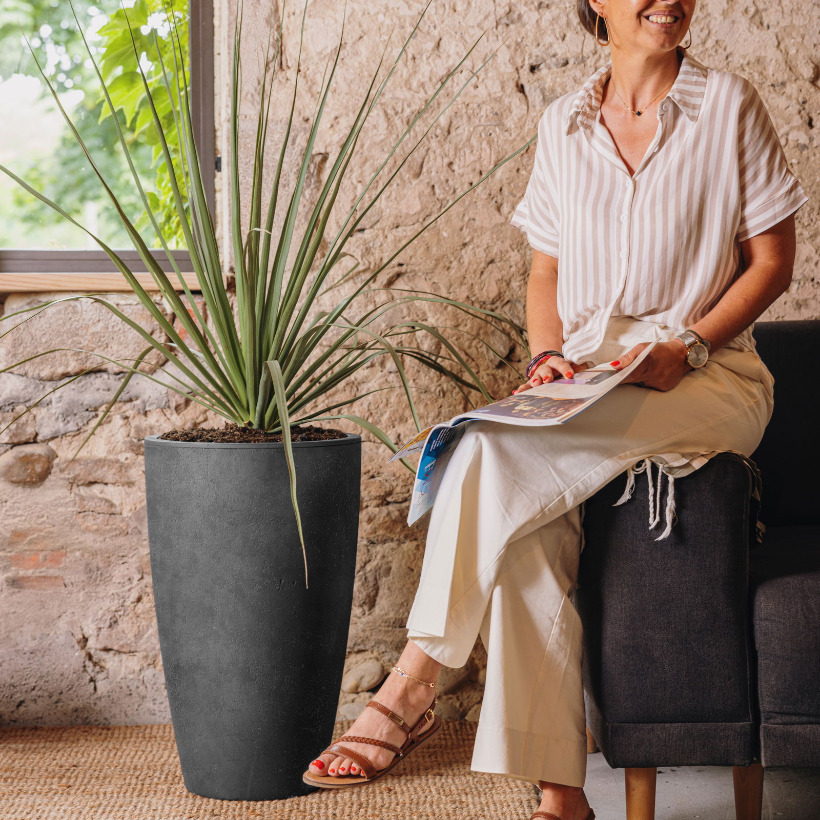 Poetic Pflanzvase 'Basalt Up', anthrazit, ca. Ø 38 x H 61 cm Poetic Pflanzvase 'Basalt Up', anthrazit, ca. Ø 38 x H 61 cm