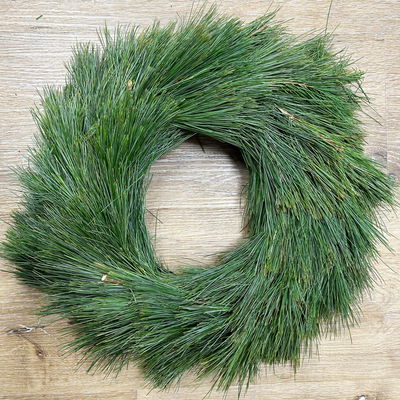 Seidenkiefer-Kranz, halbrund gebunden, ca. 30 cm Ø Seidenkiefer-Kranz, halbrund gebunden, ca. 30 cm Ø