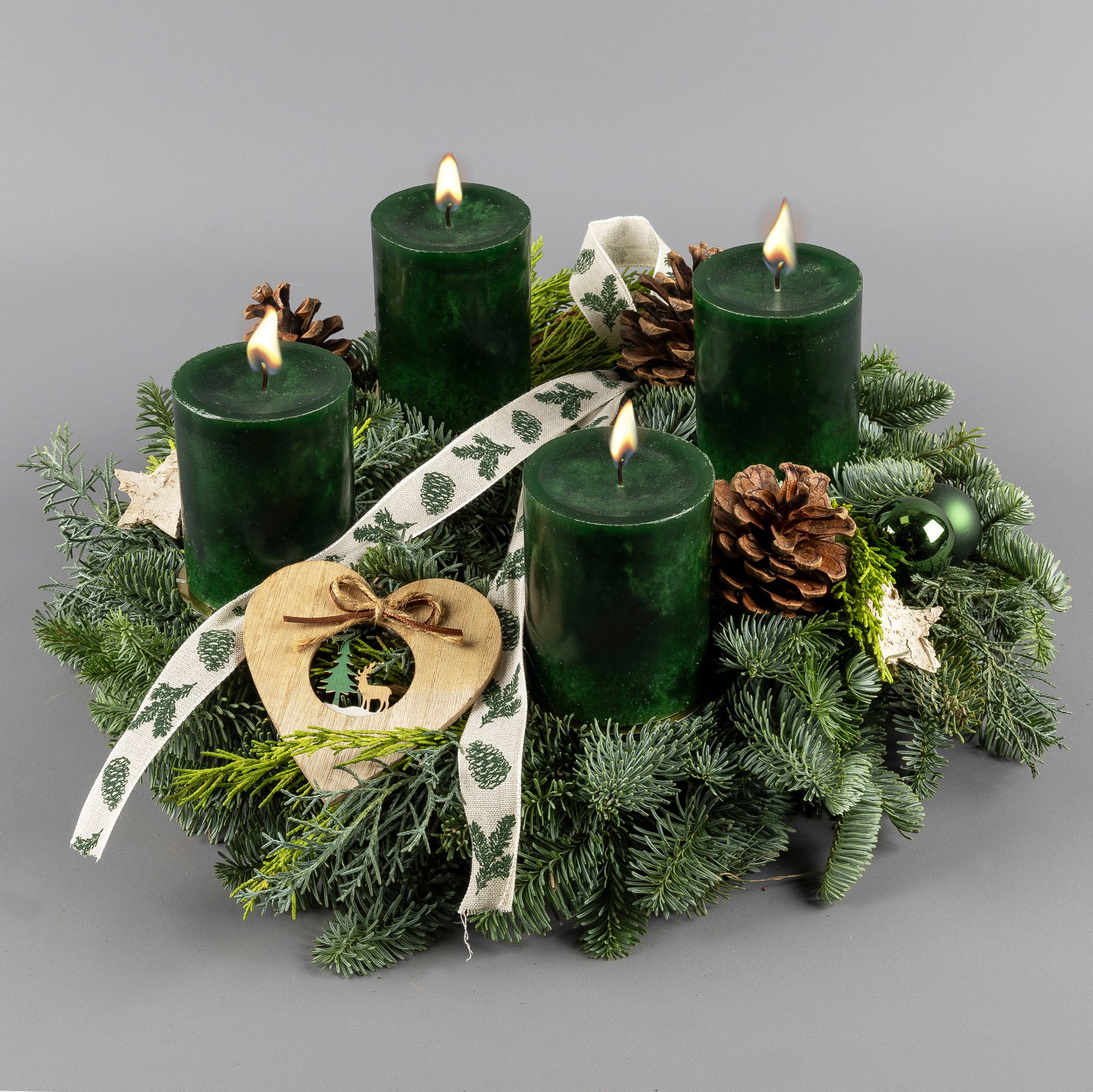 Dekorierter Adventskranz mit Kerzen in Jägergrün, Mix-Grün, ca. 35 cm Ø