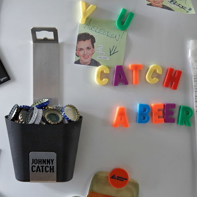 Höfats JOHNNY CATCH Wand-Flaschenöffner mit Fangbecher aus gebürstetem Edelstahl