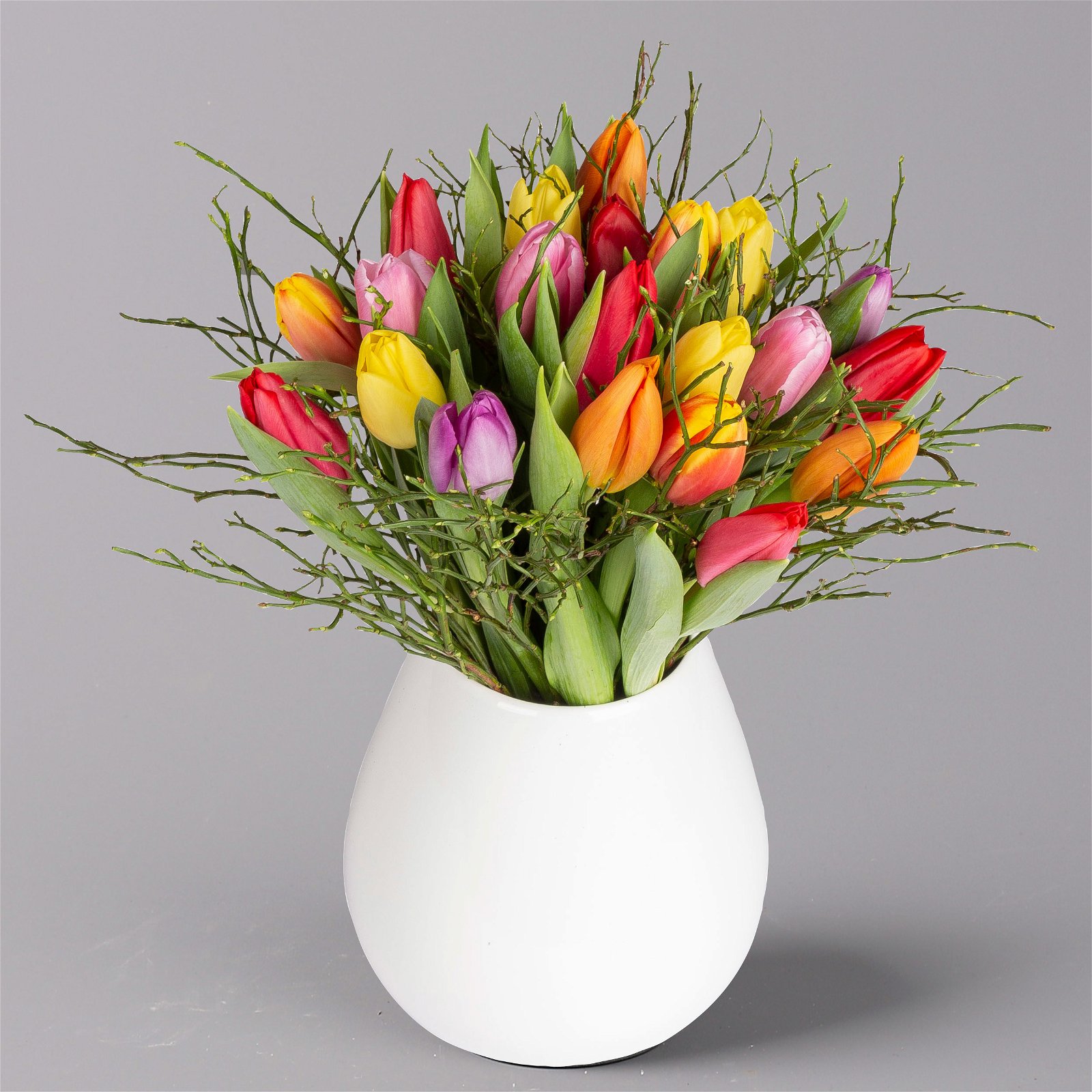 Blumenbund mit 20 bunt gemischten Tulpen und Heidelbeere, inkl. gratis Grußkarte