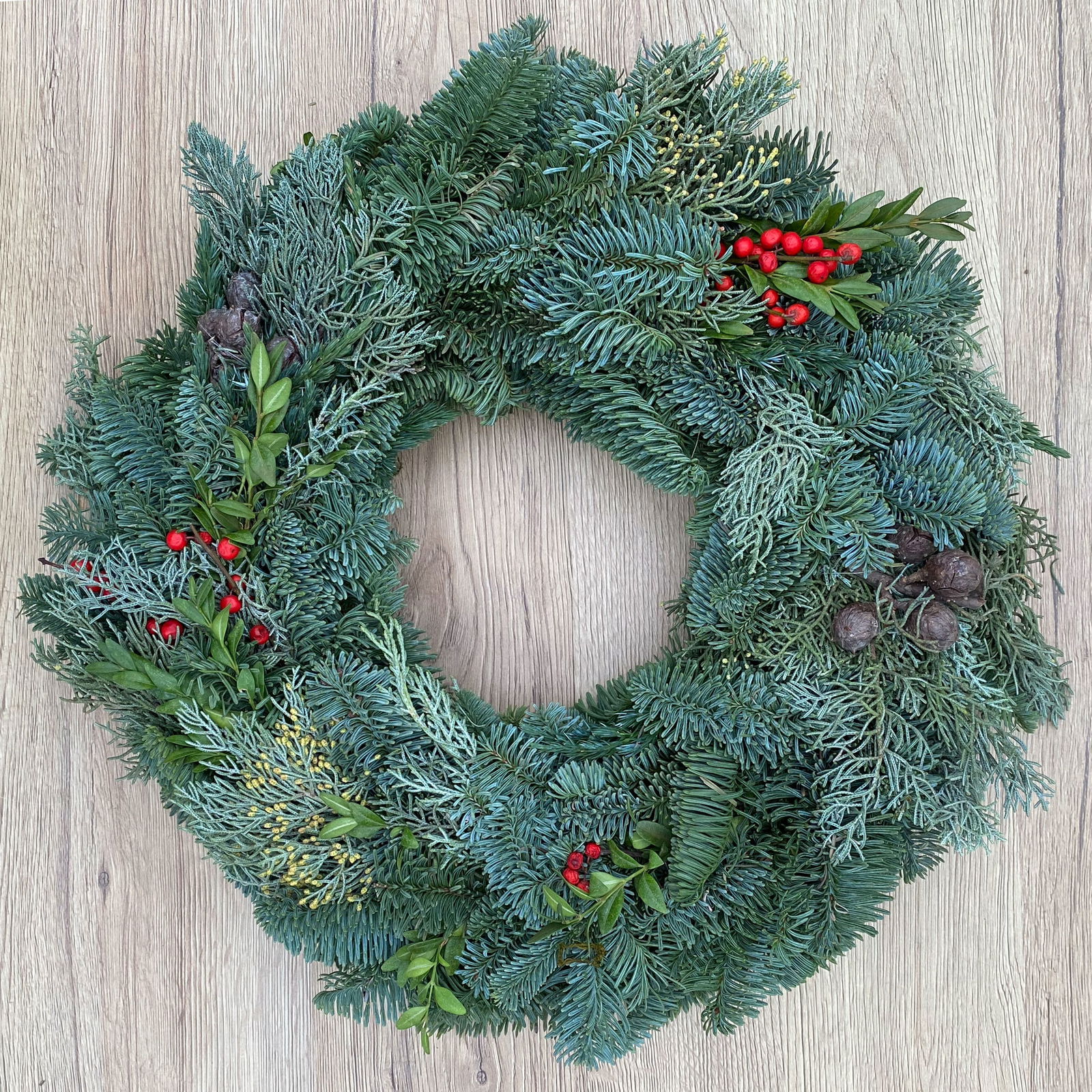 Adventskranz, Mix-Grün mit roten Beeren, halbrund gebunden, ca. 40 cm Ø