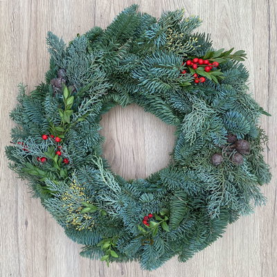 Adventskranz, Mix-Grün mit roten Beeren, halbrund gebunden, ca. 40 cm Ø Adventskranz, Mix-Grün mit roten Beeren, halbrund gebunden, ca. 40 cm Ø