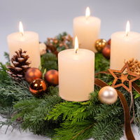 Dekorierter Adventskranz mit Kerzen in Wollweiß, Mix-Grün, ca. 35 cm Ø Dekorierter Adventskranz mit Kerzen in Wollweiß, Mix-Grün, ca. 35 cm Ø