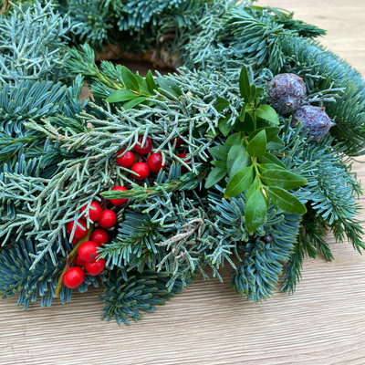 Adventskranz, Mix-Grün mit roten Beeren, halbrund gebunden, ca. 30 cm Ø Adventskranz, Mix-Grün mit roten Beeren, halbrund gebunden, ca. 30 cm Ø