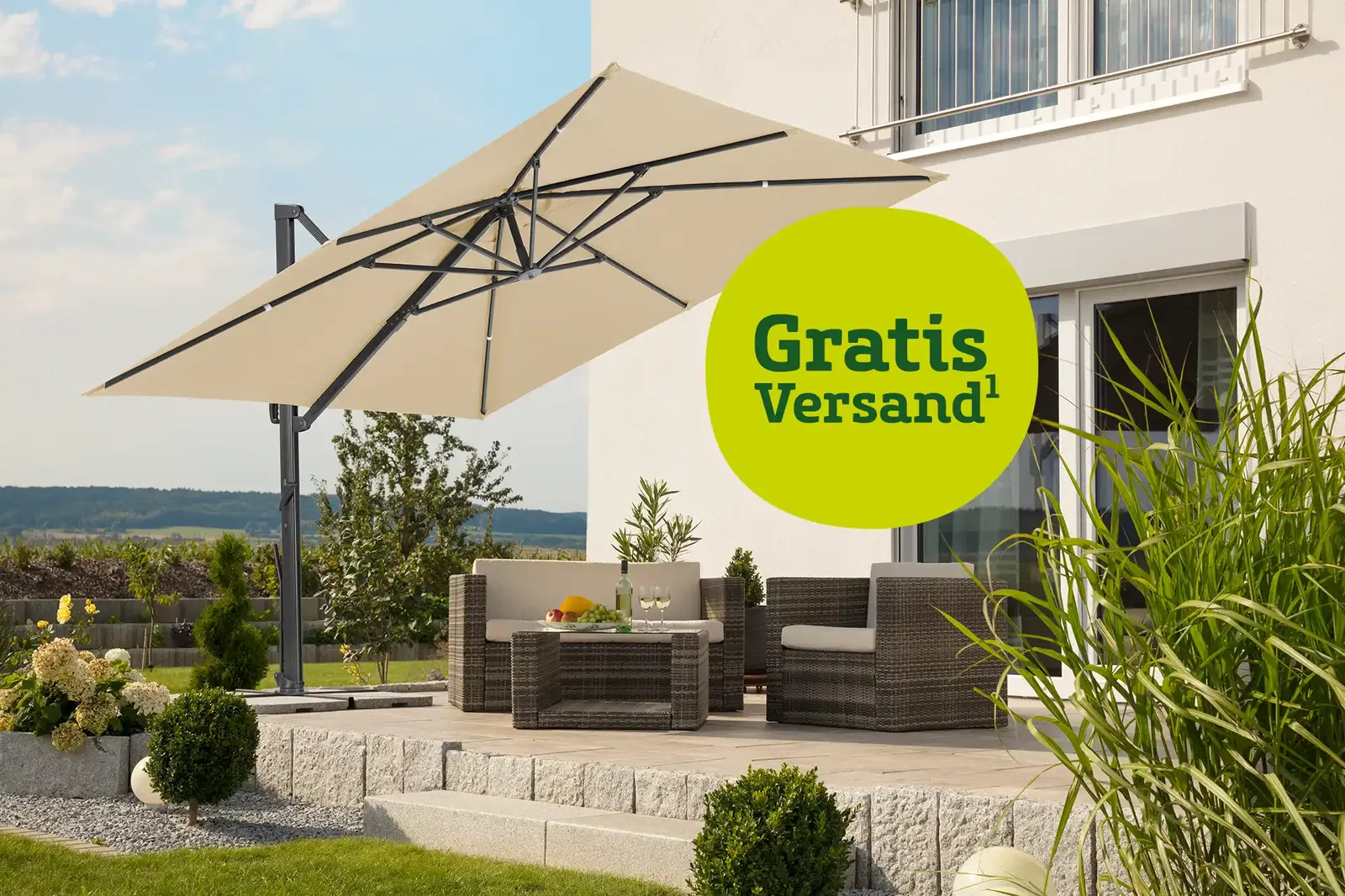 Gemütliche Steinterrasse mit Gartenlounge durch einen beigen Sonnenschirm abgeschirmt. Hinweis:: Gratis Versand auf Sonnenschirme.