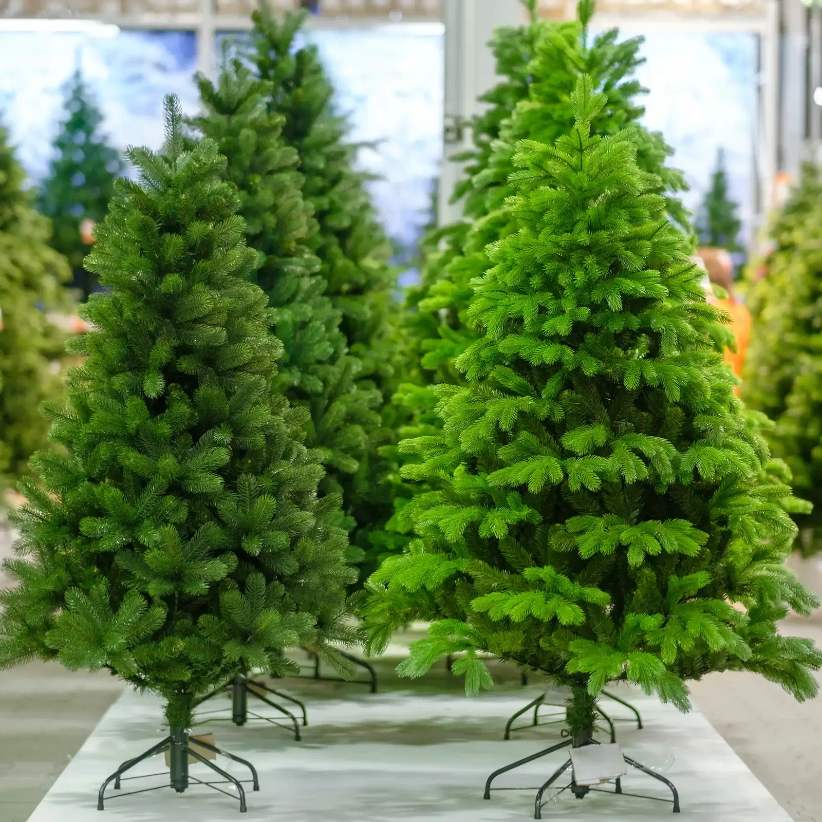 Zwei künstliche Weihnachtsbäume Zwei künstliche Weihnachtsbäume