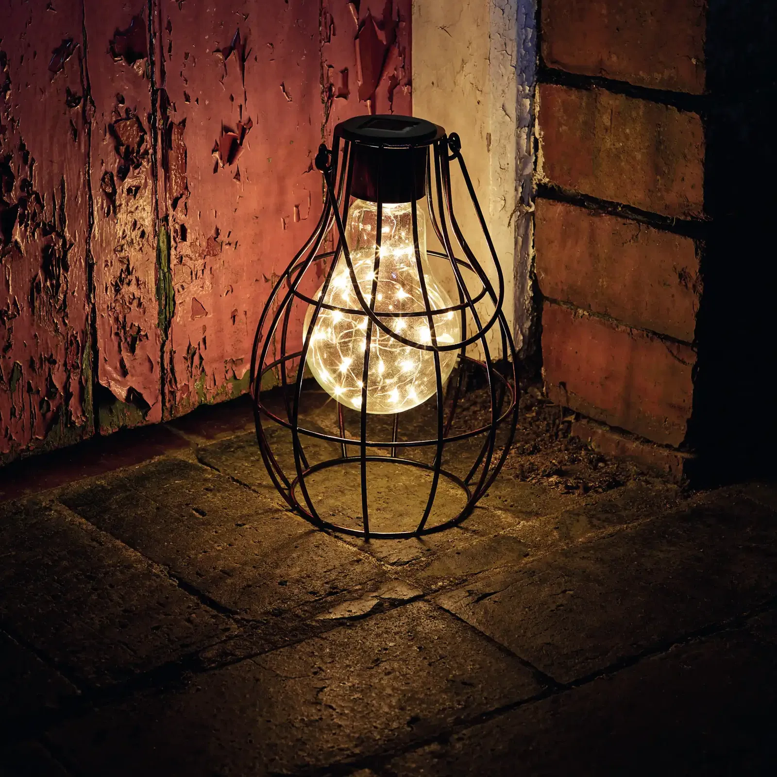 Solarlaterne aus Metall mit Glühbirnenoptik