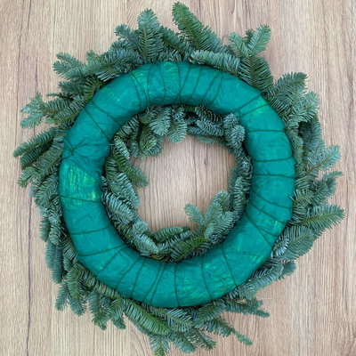 Adventskranz, Nobilistanne, halbrund gebunden, ca. 35 cm Ø Adventskranz, Nobilistanne, halbrund gebunden, ca. 35 cm Ø