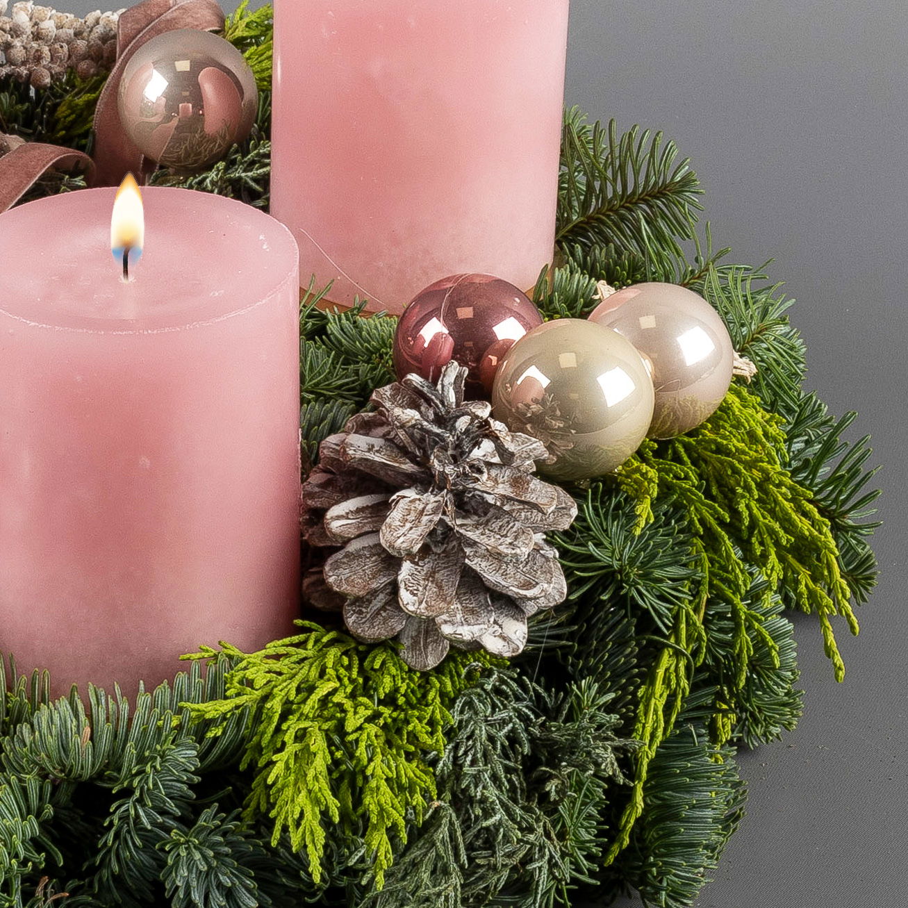 Dekorierter Adventskranz mit Kerzen in Antikrosa, Mix-Grün, ca. 35 cm Ø