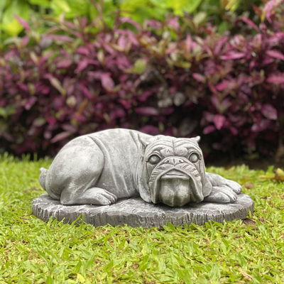 Liegende Bulldogge auf Sockel, Steinguss, ca. 14 x 38 x 25 cm Liegende Bulldogge auf Sockel, Steinguss, ca. 14 x 38 x 25 cm