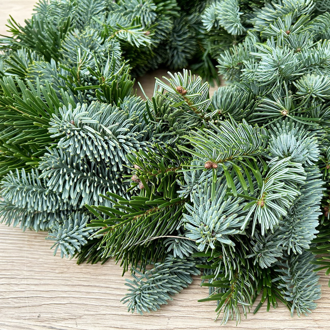 Adventskranz, Mixgrün, halbrund gebunden, ca. 30 cm Ø Adventskranz, Mixgrün, halbrund gebunden, ca. 30 cm Ø