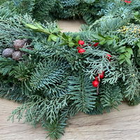 Adventskranz, Mix-Grün mit roten Beeren, halbrund gebunden, ca. 40 cm Ø