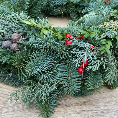 Adventskranz, Mix-Grün mit roten Beeren, halbrund gebunden, ca. 40 cm Ø Adventskranz, Mix-Grün mit roten Beeren, halbrund gebunden, ca. 40 cm Ø
