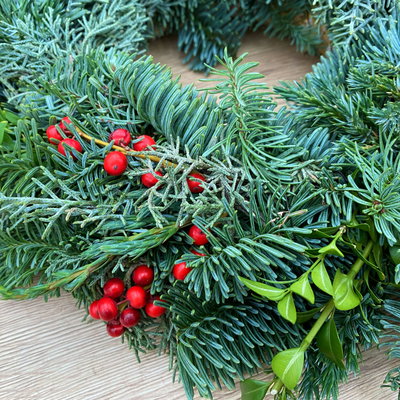 Adventskranz, Mix-Grün mit roten Beeren, halbrund gebunden, ca. 30 cm Ø Adventskranz, Mix-Grün mit roten Beeren, halbrund gebunden, ca. 30 cm Ø