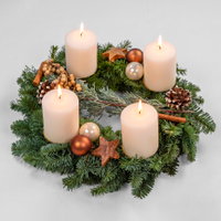 Dekorierter Adventskranz mit Stumpenkerzen in Wollweiß, Nobilistanne, ca 30 cm Ø