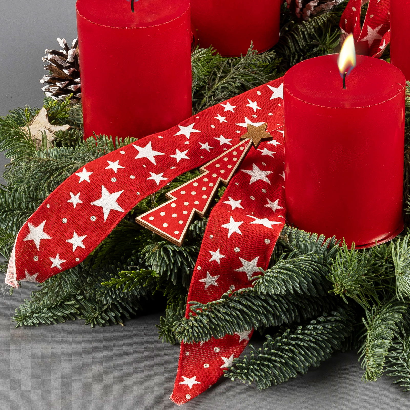 Dekorierter Adventskranz mit Kerzen in Rubinrot, Mix-Grün, ca. 35 cm Ø