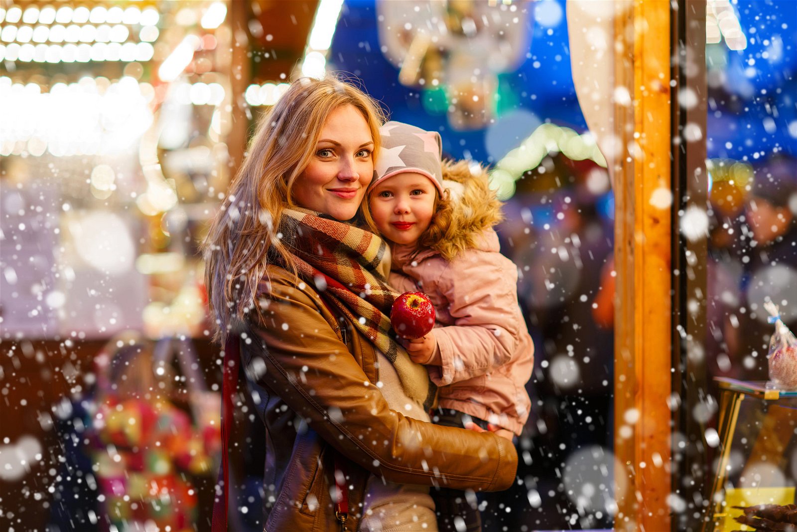 Frau mit Kind auf dem Weihnachtsmarkt - Weihnachts-Erlebniswelt