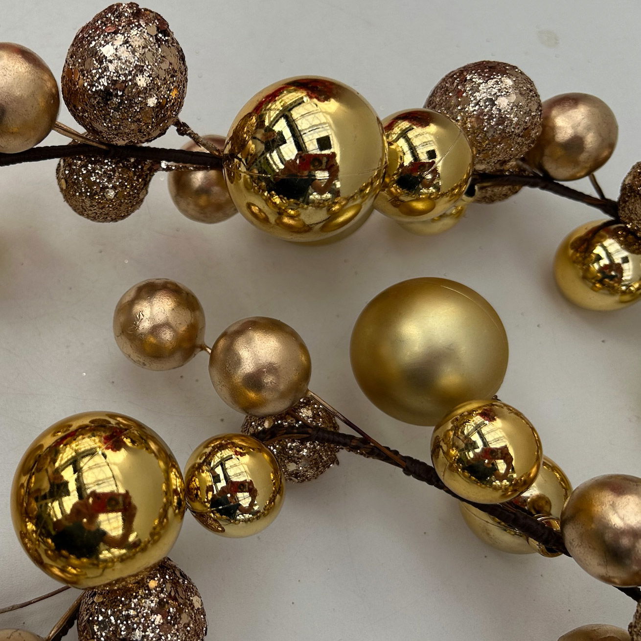 Kugelgirlande, gold, Länge ca. 180 cm Kugelgirlande, gold, Länge ca. 180 cm
