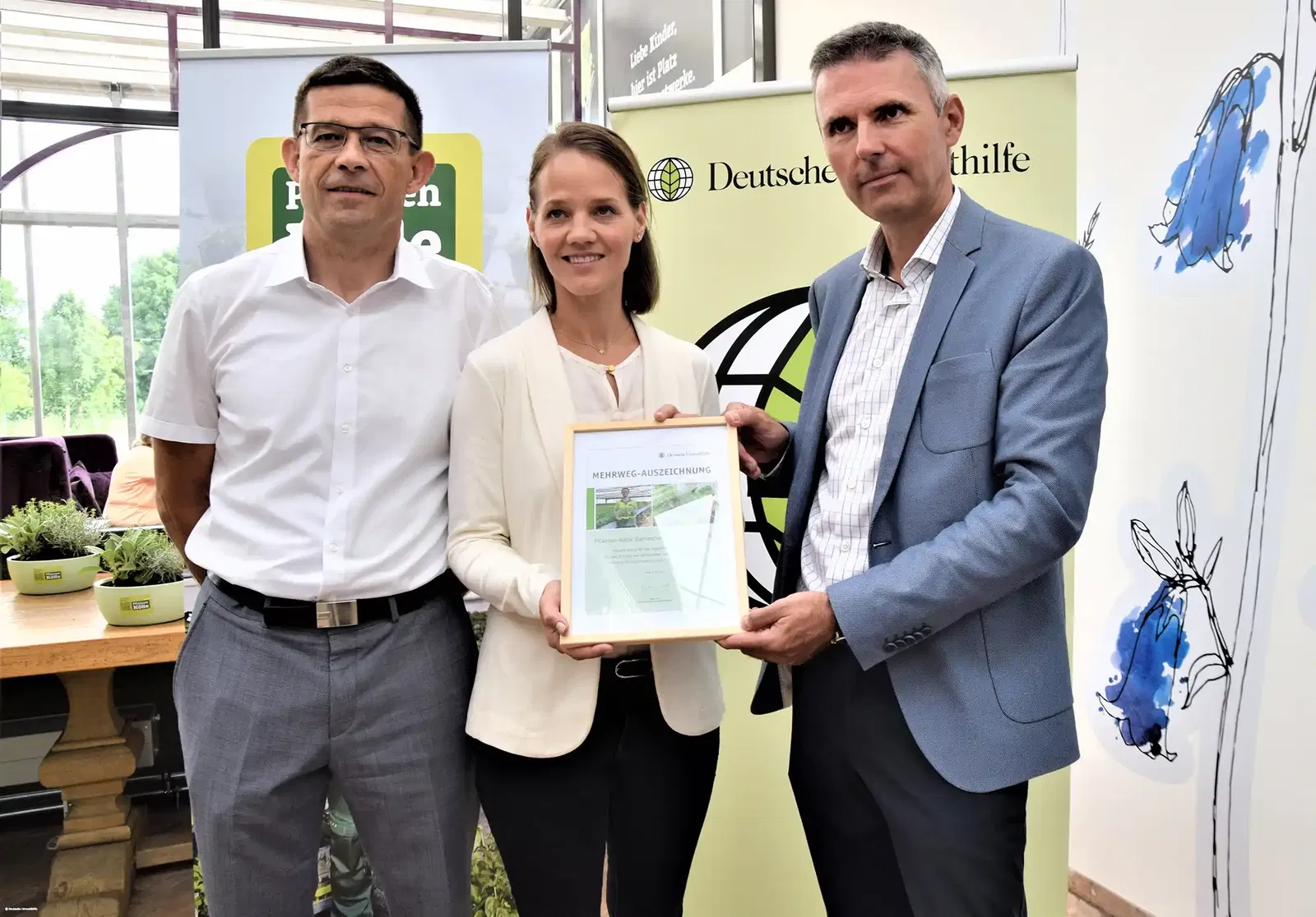 Herrn Wittmann (links) und Herrn Greimel (rechts) wird die Urkunde überreicht