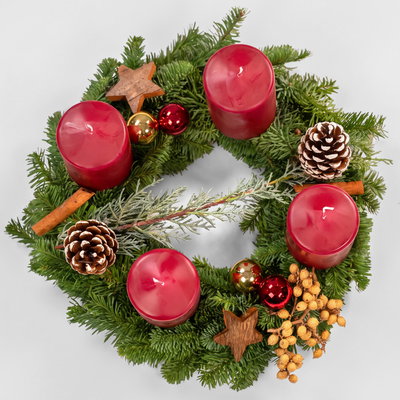 Dekorierter Adventskranz mit Stumpenkerzen in Altrot, Nobilistanne, ca. 30 cm Ø Dekorierter Adventskranz mit Stumpenkerzen in Altrot, Nobilistanne, ca. 30 cm Ø