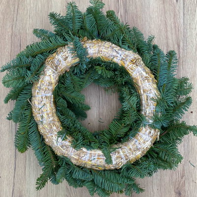 Adventskranz, Nobilistanne, halbrund gebunden, ca. 40 cm Ø Adventskranz, Nobilistanne, halbrund gebunden, ca. 40 cm Ø