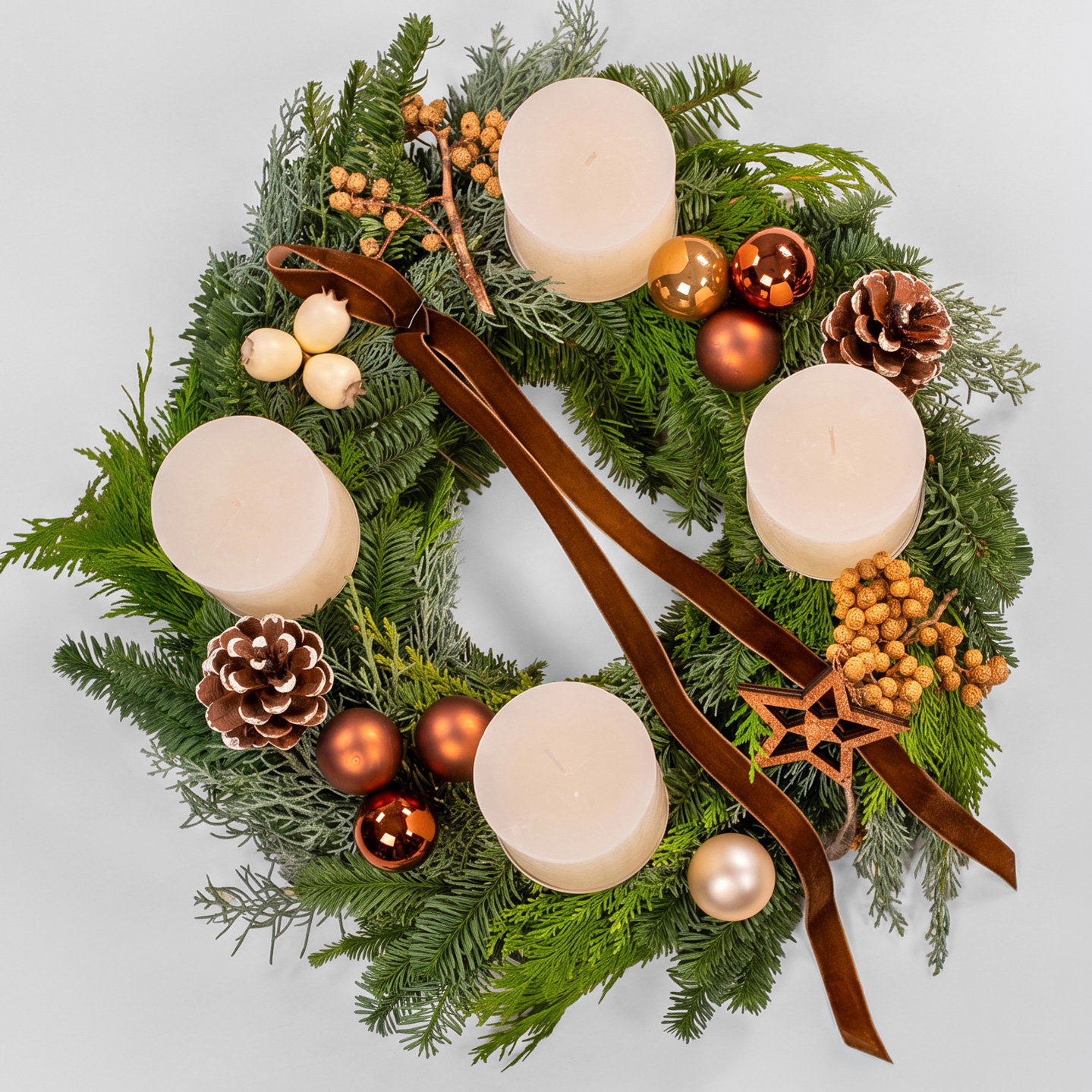 Dekorierter Adventskranz mit Kerzen in Wollweiß, Mix-Grün, ca. 35 cm Ø Dekorierter Adventskranz mit Kerzen in Wollweiß, Mix-Grün, ca. 35 cm Ø
