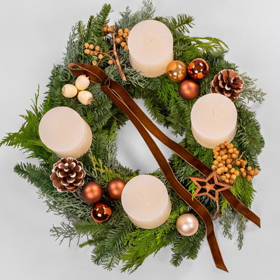 Dekorierter Adventskranz mit Kerzen in Wollweiß, Mix-Grün, ca. 35 cm Ø Dekorierter Adventskranz mit Kerzen in Wollweiß, Mix-Grün, ca. 35 cm Ø
