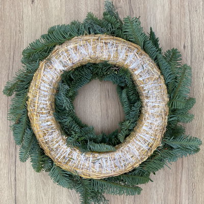 Adventskranz, Mix-Grün mit roten Beeren, halbrund gebunden, ca. 40 cm Ø Adventskranz, Mix-Grün mit roten Beeren, halbrund gebunden, ca. 40 cm Ø