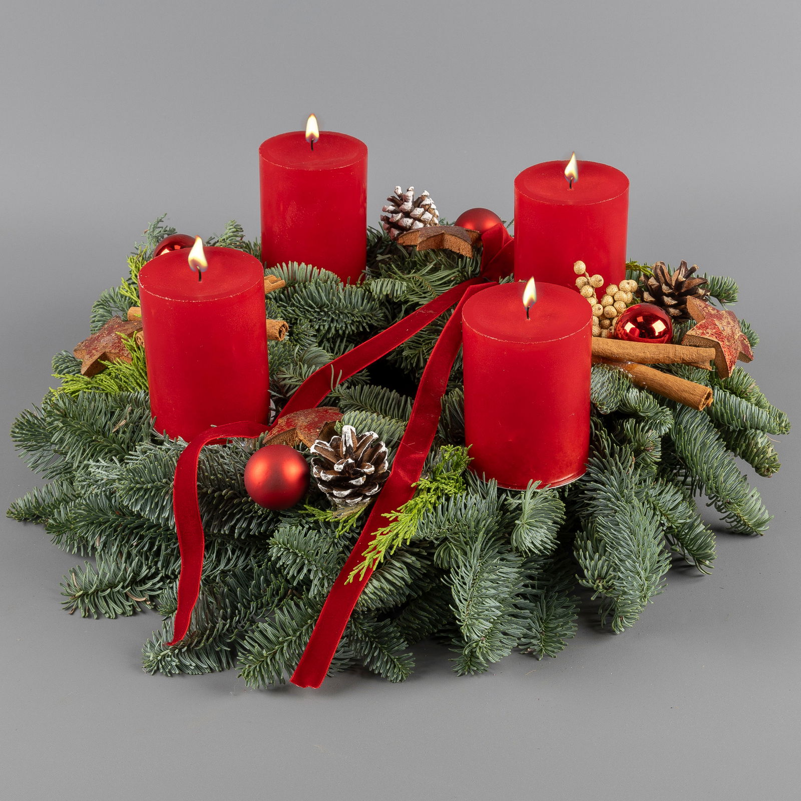 Dekorierter Adventskranz mit Kerzen in Rubinrot, Mix-Grün, ca. 35 cm Ø