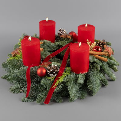 Dekorierter Adventskranz mit Kerzen in Rubinrot, Mix-Grün, ca. 35 cm Ø