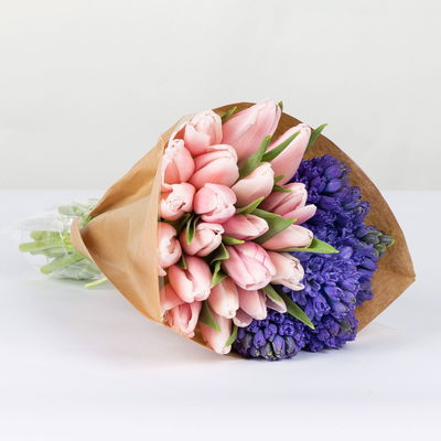 Schnittblumen-Mix aus 20 rosa Tulpen & 9 blauen Hyazinthen Schnittblumen-Mix aus 20 rosa Tulpen & 9 blauen Hyazinthen