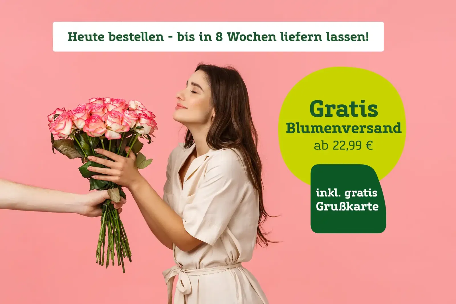 Frau nimmt lächelnd einen rosa Rosenbund entgegen. Hinweis: Heute bestellen - bis in 8 Wochen liefern lassen! Gratis Blumenversand ab 22,99 € inkl. gratis Grußkarte.