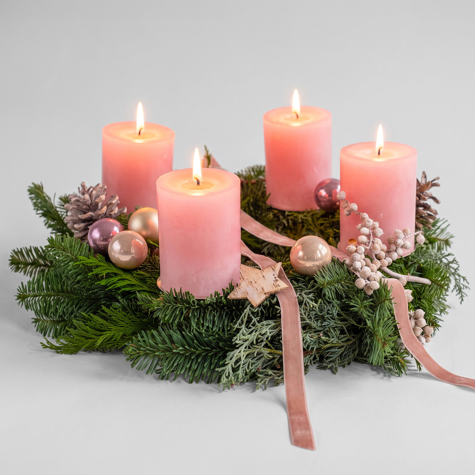 Dekorierter Adventskranz mit Kerzen in Antikrosa, Mix-Grün, ca. 35 cm Ø Dekorierter Adventskranz mit Kerzen in Antikrosa, Mix-Grün, ca. 35 cm Ø