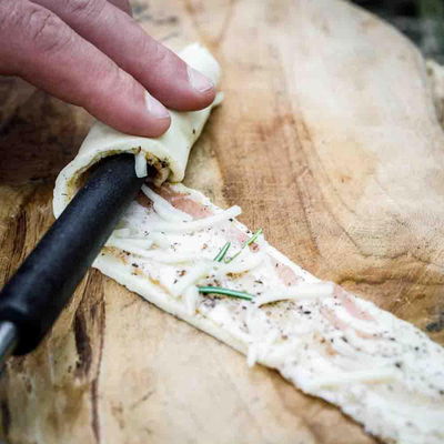 Lagerfeuer-Brotspieß mit Gusseisenspitze Lagerfeuer-Brotspieß mit Gusseisenspitze