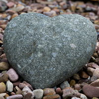 Naturstein in Herzform, grau, ca. 20 x 20 x 8 cm
