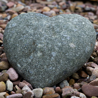 Naturstein in Herzform, grau, ca. 20 x 20 x 8 cm