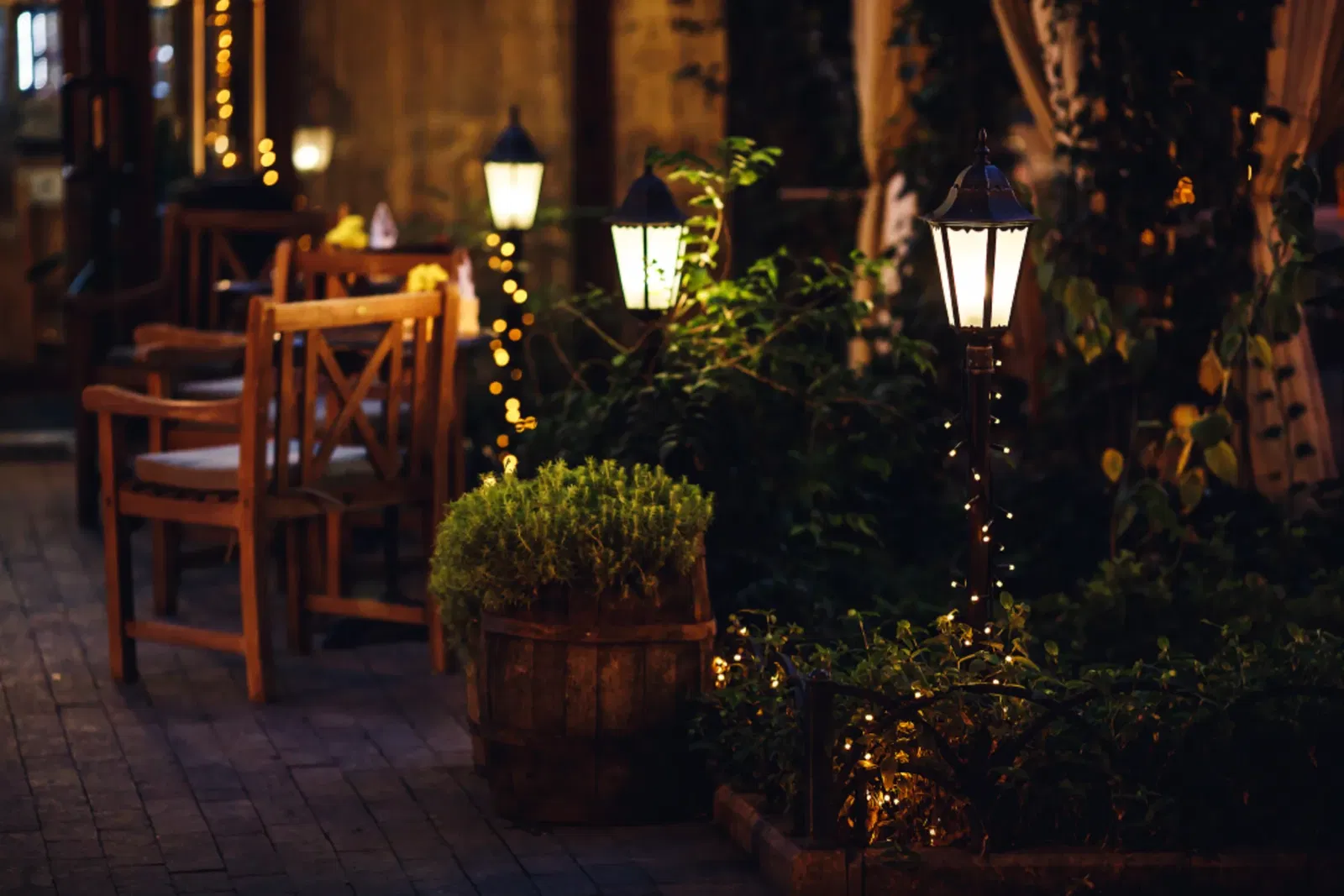 Schön beleuchtete Gartenterrasse mit Gartenlaternen und Lichterketten. Schön beleuchtete Gartenterrasse mit Gartenlaternen und Lichterketten.