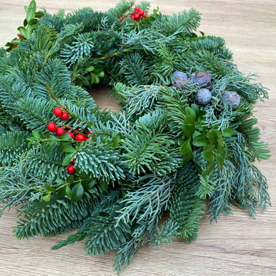Adventskranz, Mix-Grün mit roten Beeren, halbrund gebunden, ca. 35 cm Ø Adventskranz, Mix-Grün mit roten Beeren, halbrund gebunden, ca. 35 cm Ø